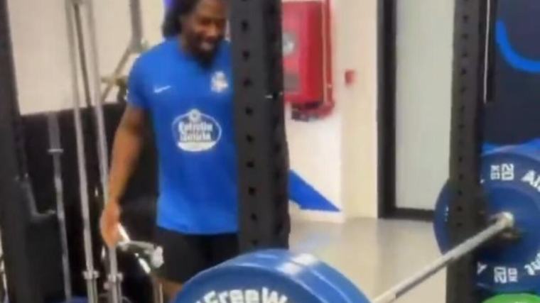 Aubameyang brinca com "gafe" de Adama Traoré na apresentação: "Basicamente..." Vídeos