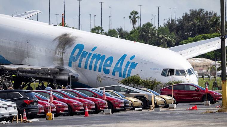 Avião de carga da Amazon que saiu da pista em Miami chocou contra dois veículos