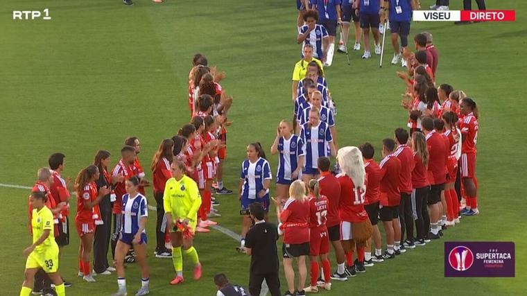 Supertaça feminina: Benfica fez guarda de honra ao FC Porto, mas o gesto não foi recíproco Futebol Feminino