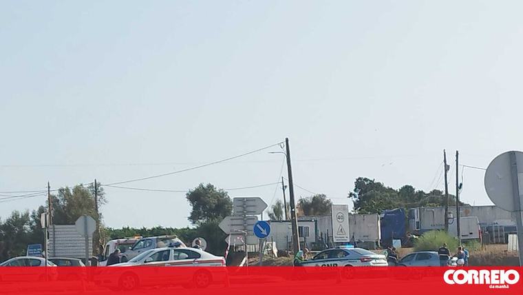 Um morto em colisão entre carro e ciclomotor em Vila Nova de Cacela. EN125 esteve cortada ao trânsito