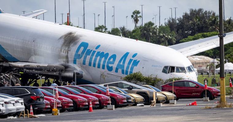 Avião de carga da Amazon que saiu da pista em Miami chocou contra dois veículos