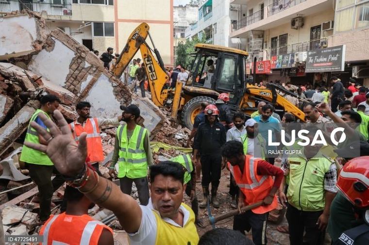 Índia: edifício de cinco andares desaba em Satya Niketan, Nova Deli 15 Imagens