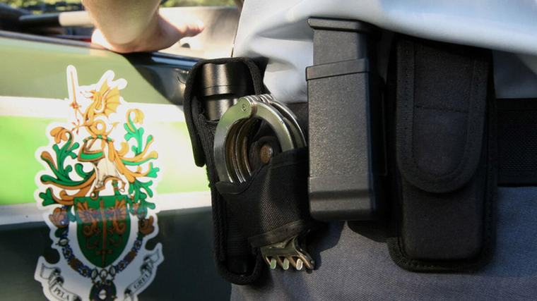 Homem agredido com picador de gelo por vizinho com quem tinha desavenças
