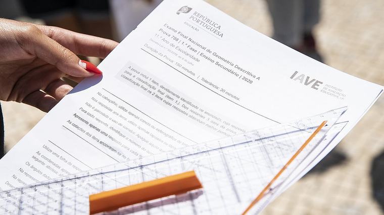 Maioria dos alunos inscritos no primeiro dia da época especial faltou ao exame
