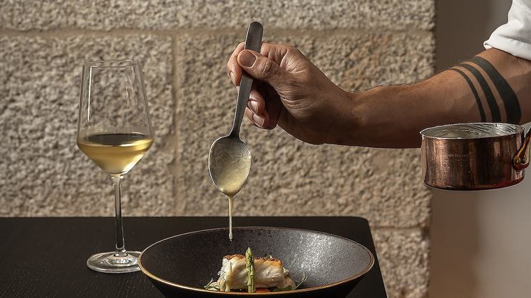 Dois chefs e vinhos da Quinta do Vallado à mesa no Mosteiro de Arouca
