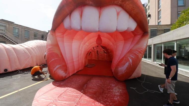 Boca gigante "engole" visitantes para viagem pelo sistema digestivo