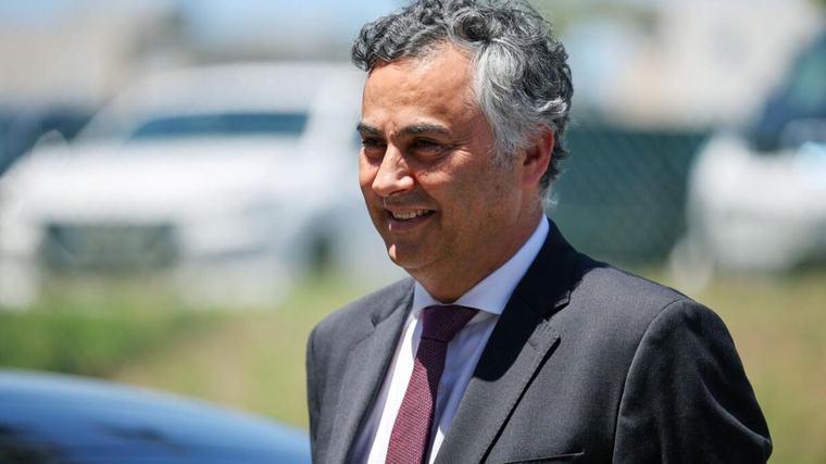 Apoio para alojar alunos em residências privadas foi "resposta de emergência", diz ministro
