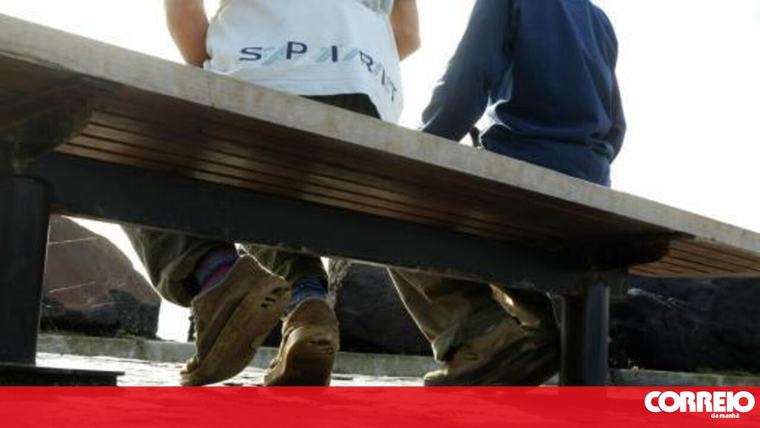 Educador em tribunal por agressão e insultos racistas
